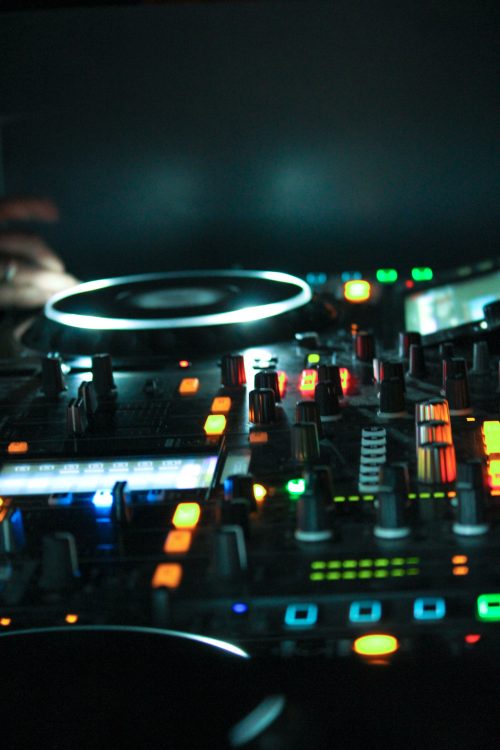 pexels-joesvalentine-9022309 Pacote de Operação de Montagem, Desmontagem e Operação de Audiovisuais em Eventos